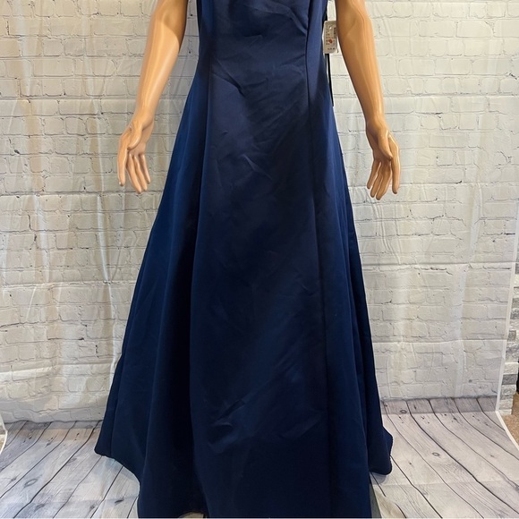 Plus size 13/14 Royal blue formal dress. Perfect for prom season or a wedding. - Picture 14 of 16